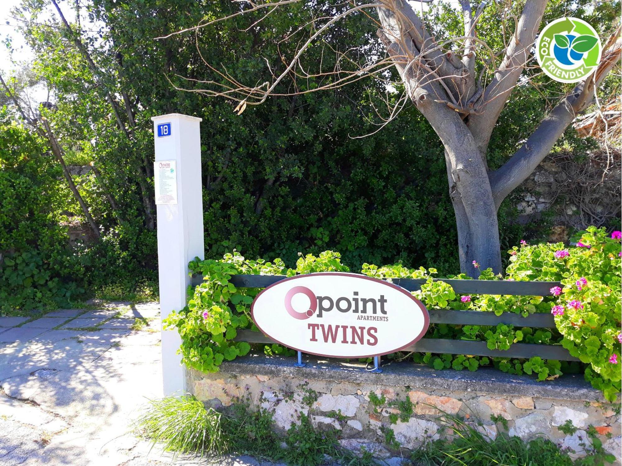 Apartment Point Twins *